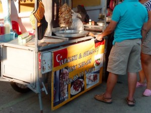 Auf dem Nachtmarkt von Pai: "Turkish & Germany Best Kebabs"